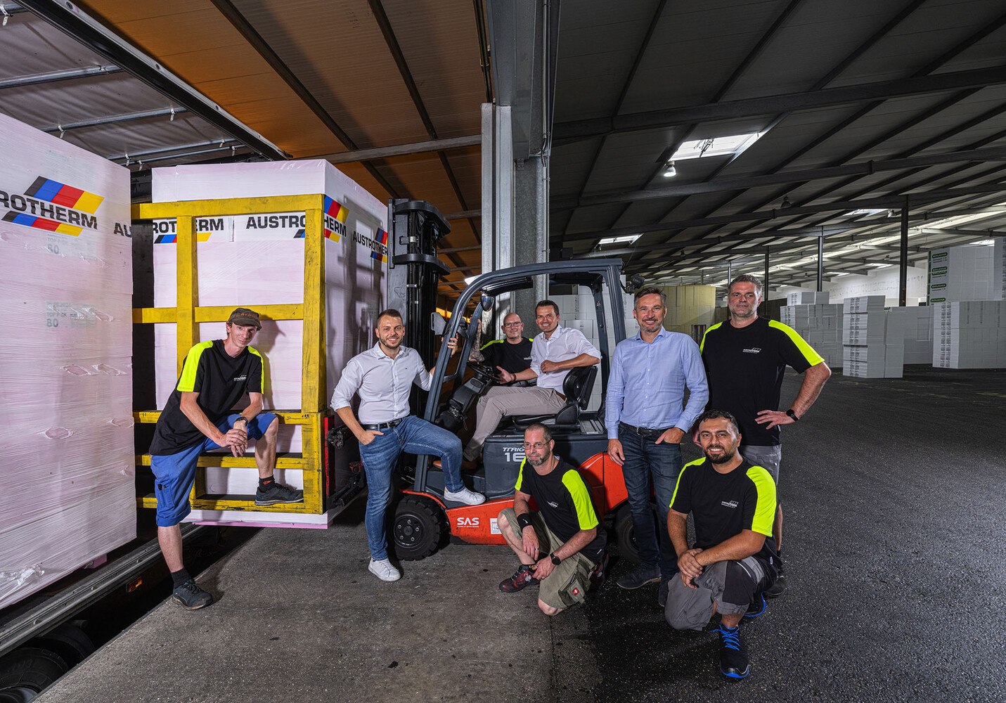 Der erste Austrotherm LKW mit XPS-Dämmstoffplatten aus Purbach ist entladen, damit ab Michelhausen das komplette Produktsortiment angeboten werden kann.
