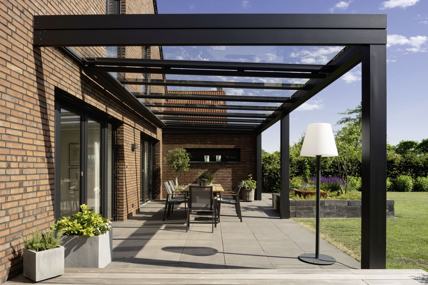 In die schlanke Terrassenüberdachung Serie Flachdach verpackt TS Aluminium geschickt jede Menge Technik, die unsichtbar bleibt.