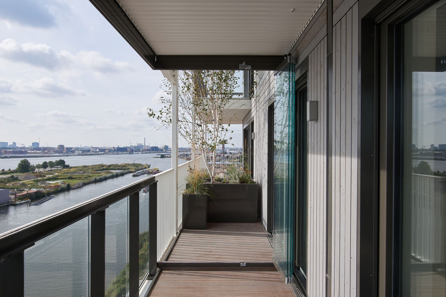 Solarlux bietet mit "SL 25" und "SL 25 XXL" fixe und mobile Verglasungen, die moderner Architektur wie dem Amsterdamer Stories schmeicheln.