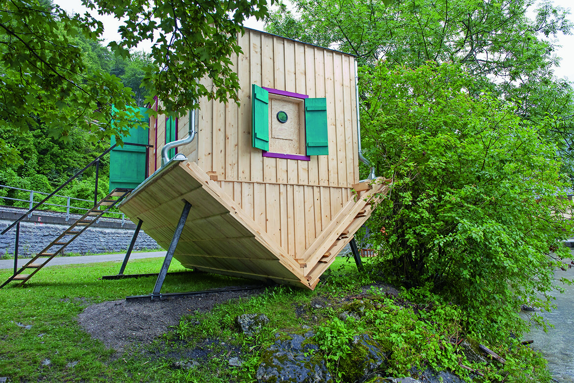 Auf den Kopf gestellter Holzschuppen-Nachbau