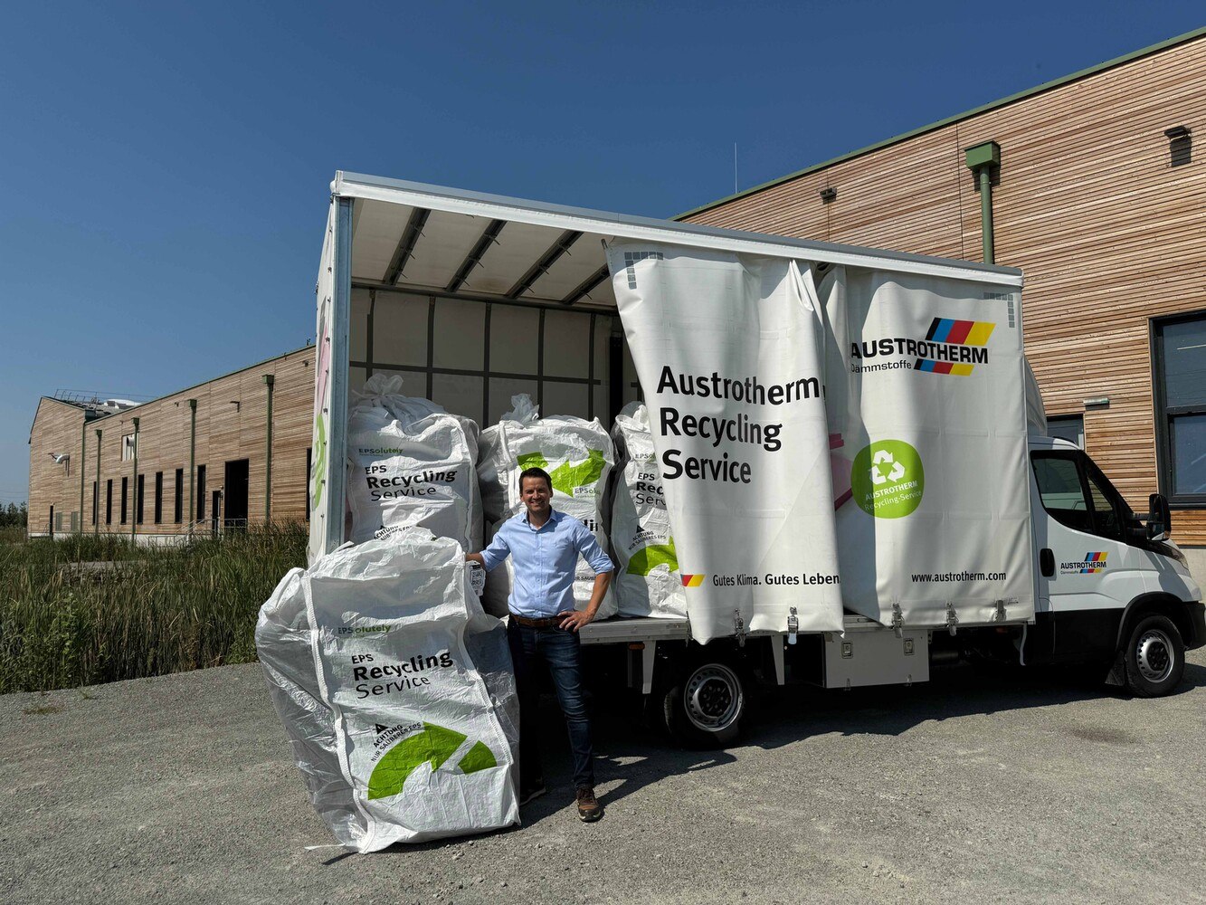 Heimo Pascher, Geschäftsführer von Austrotherm, vor dem Austrotherm Recycling Bus im Werk in Purbach beim Start des österreichweiten EPSolutely Rückhol-Projekts.