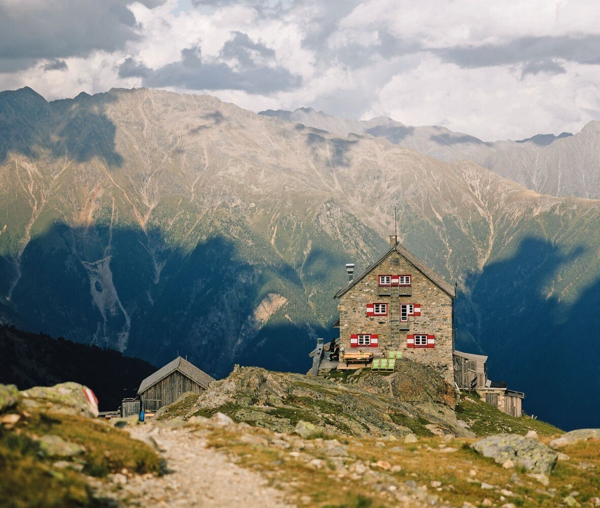 exponierte Lage: die „Erlanger Hütte auf 2.558 Meter 