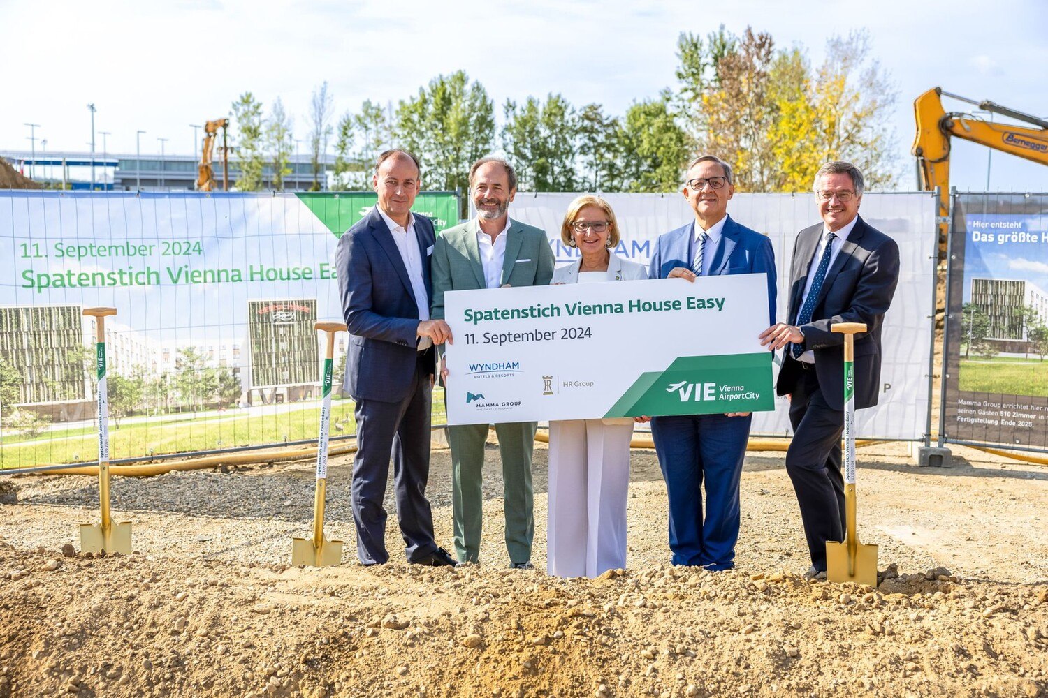 .) Jörg Beginen, COO HR Group, Herbert Pinzolits, Eigentümer und CEO MAMMA Group, Johanna Mikl-Leitner, Landeshauptfrau von Niederösterreich, Günther Ofner, Vorstand der Flughafen Wien AG und Wolfgang Scheibenpflug, Bereichsleiter Immobilien- und Standortmanagement der Flughafen Wien AG