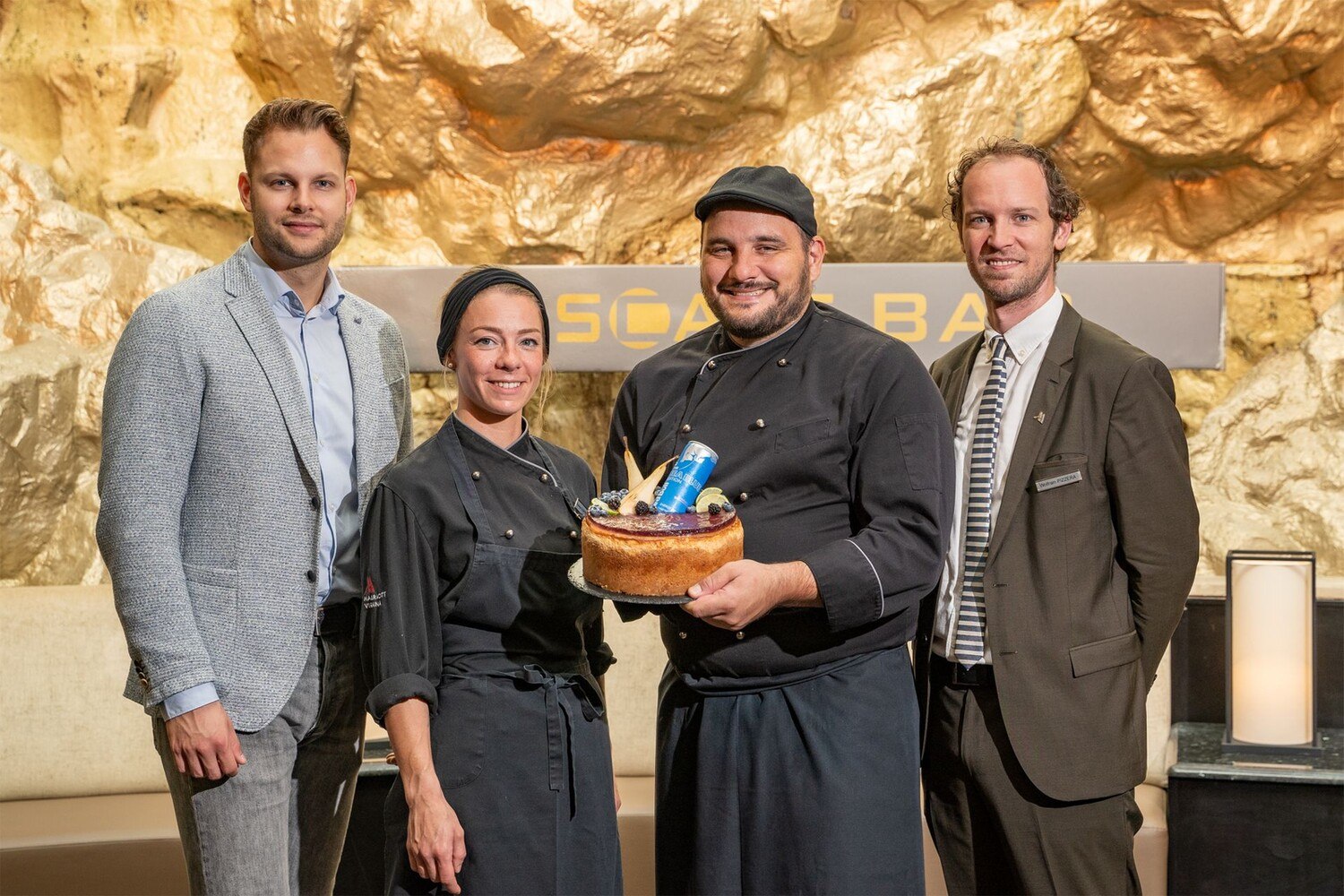 © ALBA Communications
Liefert jedes Jahr Höchstleistungen ab: das Patisserie-Team des Vienna Marriott Hotel. Denise Koppensteiner und Gilles Guillot (Mitte) nebst Wolfram Pizzera (Vienna Marriott Hotel) und Lucas Kelner (Red Bull).
Lucas Kelner (Red Bull), Denise Koppensteiner, Gilles Guillot und Wolfram Pizzera (Vienna Marriott Hotel)