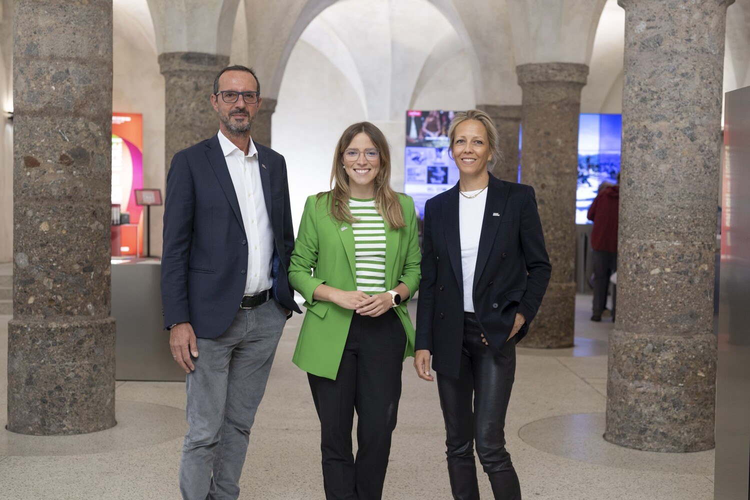 Herzlich willkommen bei Innsbruck Tourismus! Geschäftsführerin Barbara Plattner und Obmann Peter Paul Mölk begrüßen die neue Verantwortliche für Unternehmenskommunikation Fabienne Kröll (re.) im Team