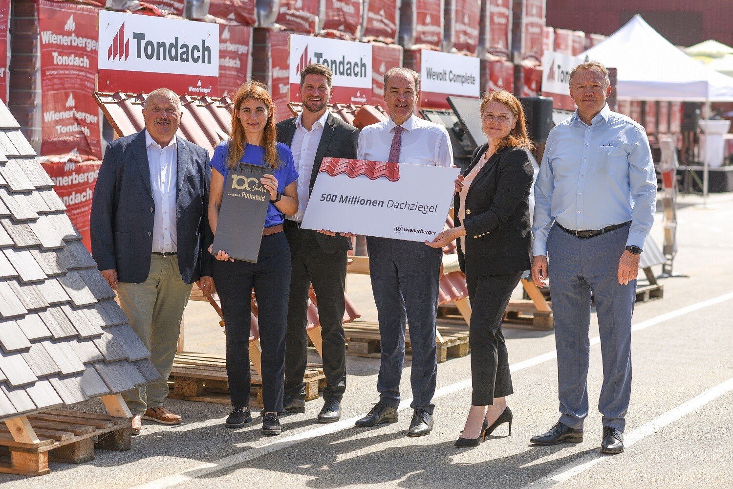 Jubiläumsfeier und Jubiläumsziegel (v. l.): Wilfried Bruckner (Bürgermeister von Riedlingsdorf), Carina Laschober-Luif (Landtagsabgeordnete), Felix Weinhandl (Werksleiter Pinkafeld), Dr. Leonhard Schneemann (Wirtschaftslandesrat), Gülnaz Atila (COO Wienerberger) und Johann Marchner (Wienerberger Österreich Geschäftsführer) bei der feierlichen Übergabe des Jubiläumsziegels.