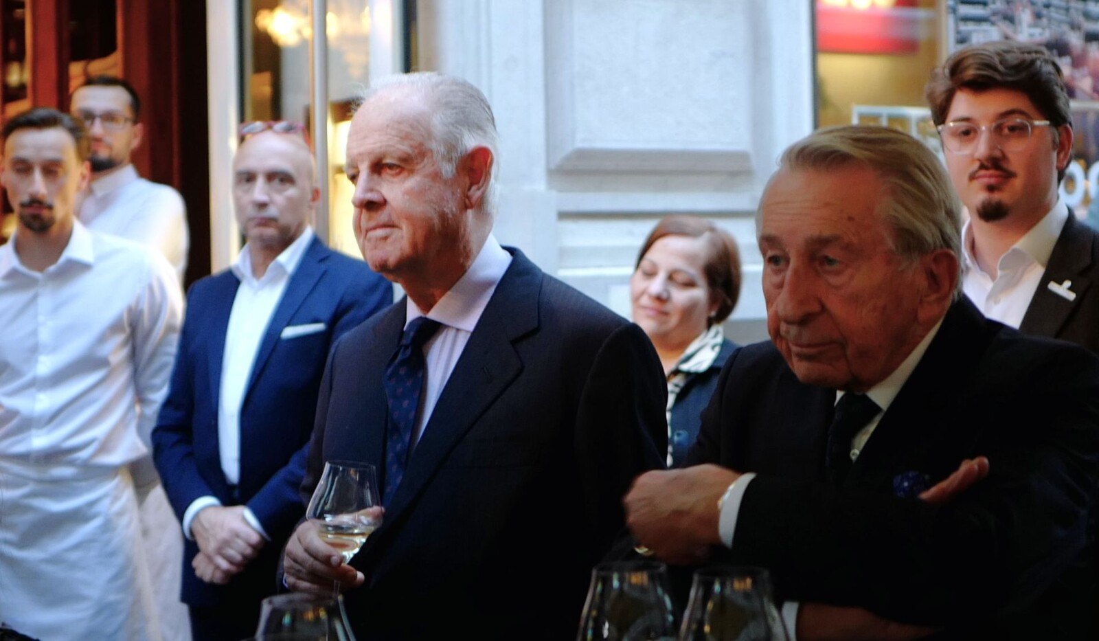 Marchese Piero Antinori und Weggefährte Peter Morandell, unter den ehrfürchtigen Blicken der Brigade der „Cantinetta Antinori“. 