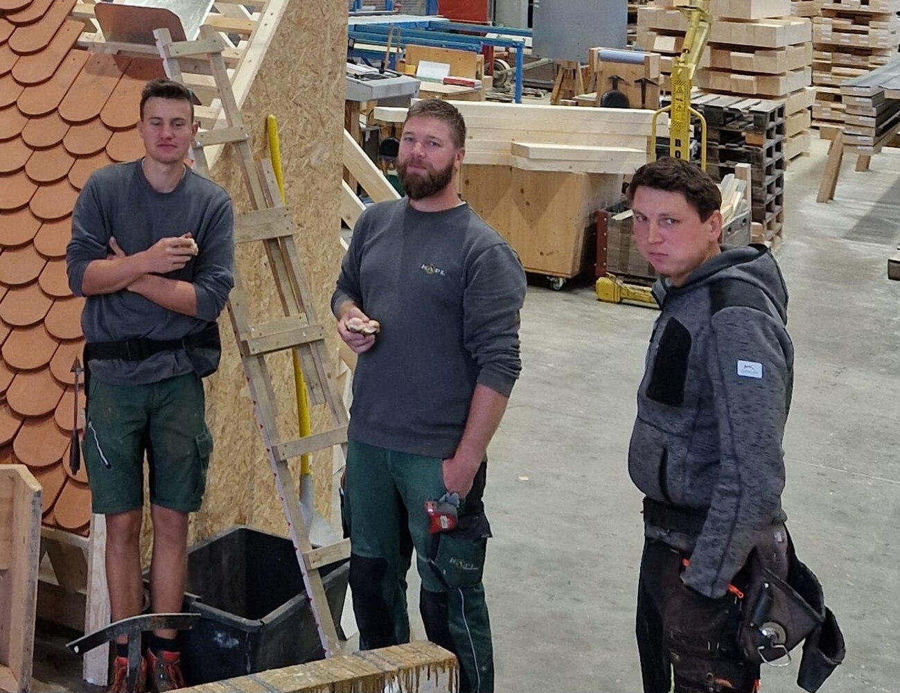 Schnappschuss in einer kurzen Pause: Die WM-Teilnehmer im Steildach-Bewerb Daniel Hofer und Bernhard Gösweiner (außen) mit Trainer Christian Gabriel.