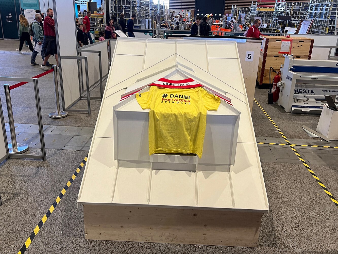 In 20 Arbeitsstunden entstand dieses Modell in Stehfalzdeckung. 