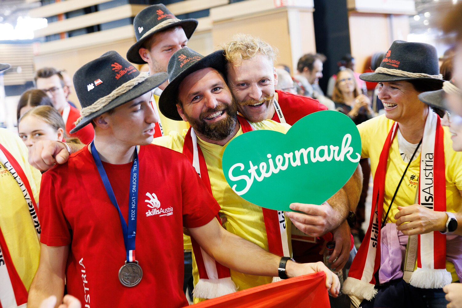 Großer Jubel bei der österreichischen "Delegation": Trainer und Skills-Experte Marcel Peer (2. V. li.) sowie Familie und Freunde gratulieren Daniel zur Silbermedaille.