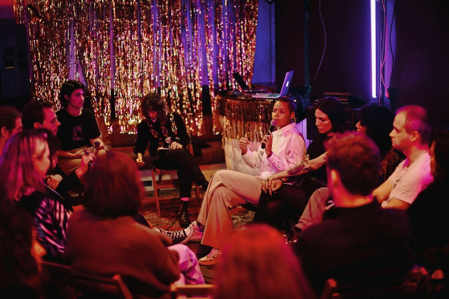 © Vibe Lab
Austauschen, Vernetzen und gemeinsam Lösungen erarbeiten im Rahmen der „Vienna After Dark“-Konferenz (oben). Bei der VAD-Konferenz geht es um die Zukunft des Wiener Nachtlebens.
Austauschen, Vernetzen und gemeinsam Lösungen erarbeiten im Rahmen der „Vienna After Dark“-Konferenz (oben). Bei der VAD-Konferenz geht es um die Zukunft des Wiener Nachtlebens.