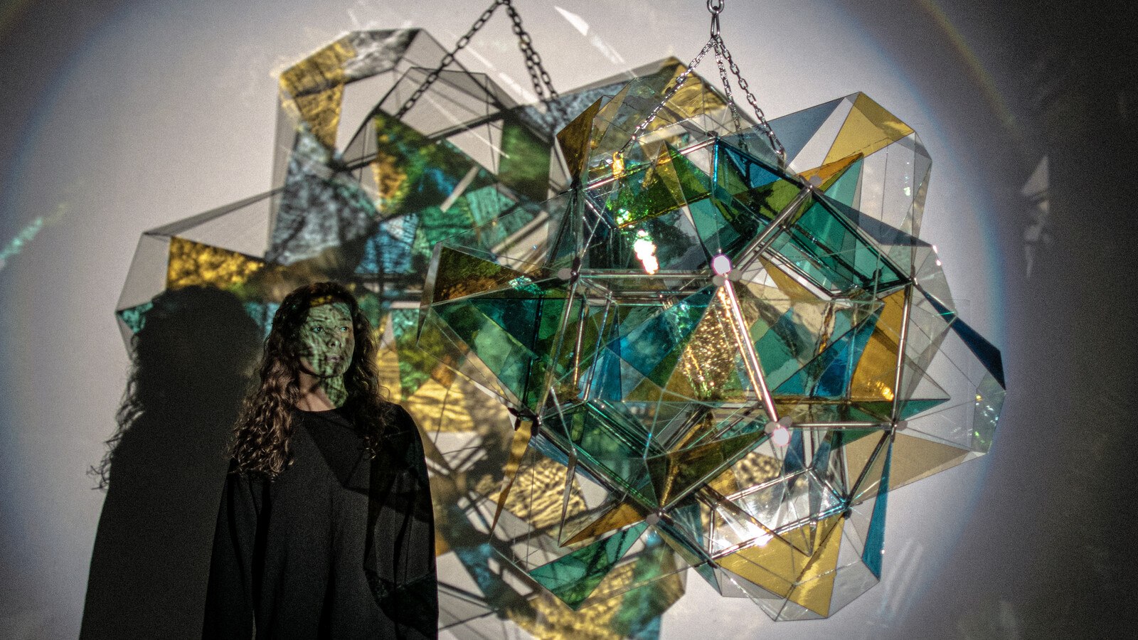 Als hängende Glas-Installation ist Polyhedra nicht nur ein geometrisches Objekt, sondern auch ein Farb- und Lichtexperiment.