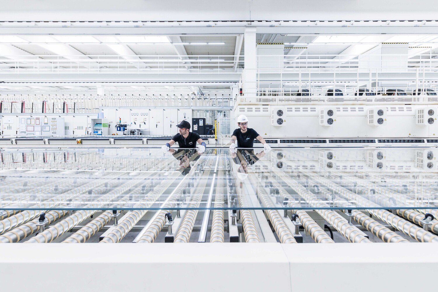 Die Architektur verlangt Transparenz. Die Glasindustrie ist gefordert, XXL-Gläser zu produzieren, die moderne Funktionen erfüllen und trotzdem händelbar sind. XXL-Gläser von Sedak werden auf Wunsch auch gebogen.