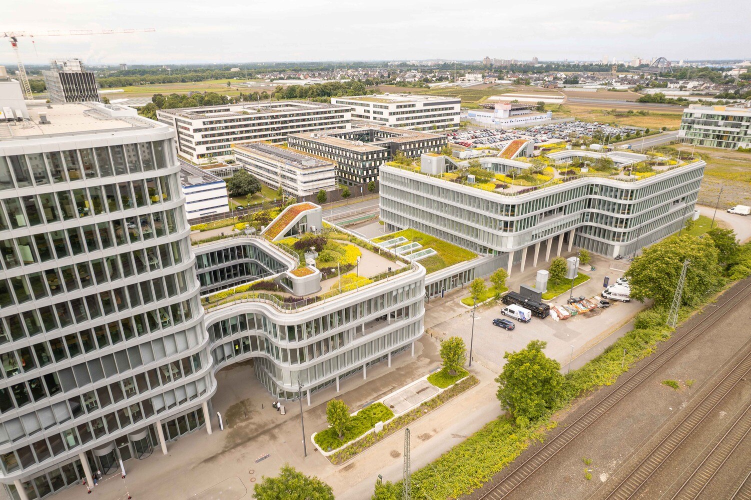 Der Mizal-Komplex besteht aus dem elfstöckigen Hochhaus Mirador mit einem vierstöckigen Annex und dem bis zu fünfgeschossigen Infindo mit zwei Atrien.