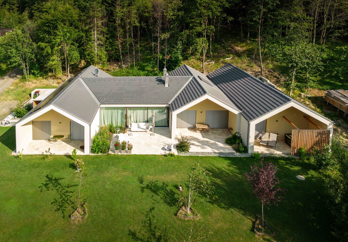 Das Landhaus besteht aus mehreren Gebäuden, die ein Ensemble bilden, indem die Giebeldächer zusammengefügt wurden und die einzelnen Trakte ineinanderfließen.