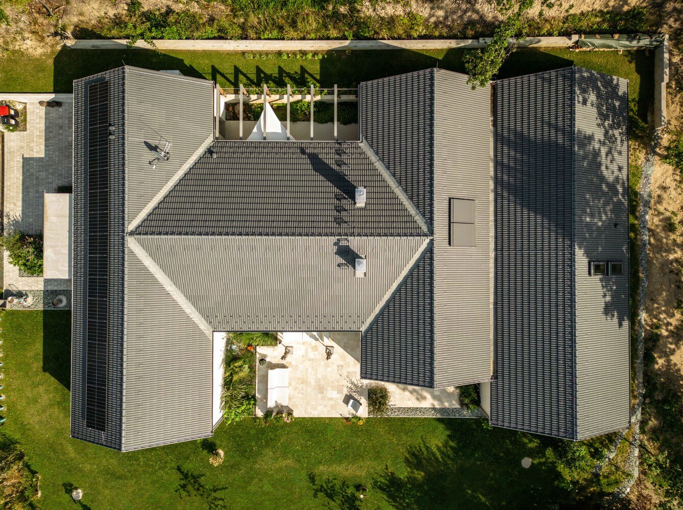 Die Giebeldächer mit einer Gesamtfläche von rund 560 m² wurden mit ca. 6.000 Stück "Tondach Wiener Norma Engobe basalt" gedeckt.