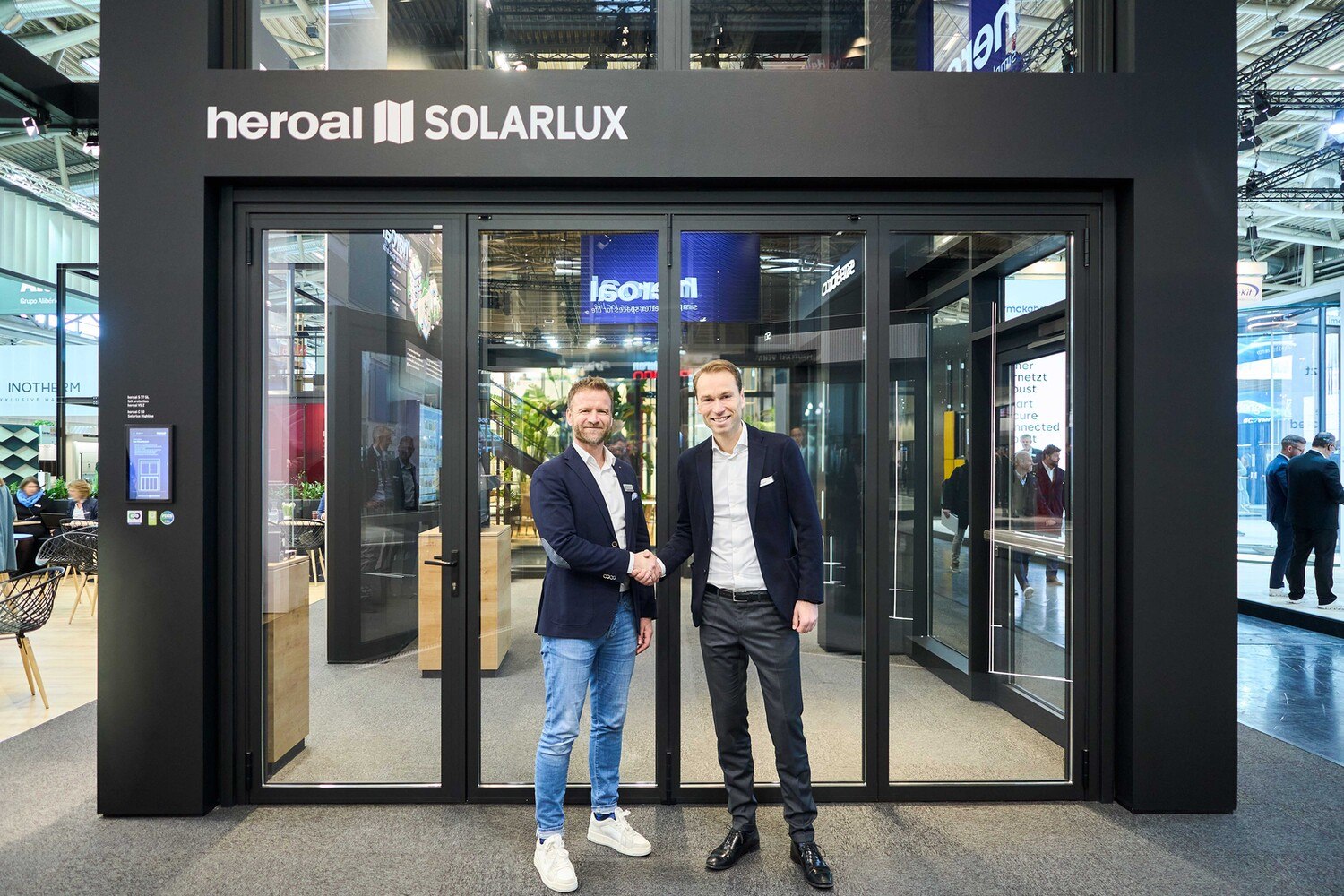 Heroal Geschäftsführer Max Schöne (rechts) und Solarlux Geschäftsführer Stefan Holtgreife bei der offiziellen Verkündigung ihrer Partnerschaft auf der BAU 2025 in München.