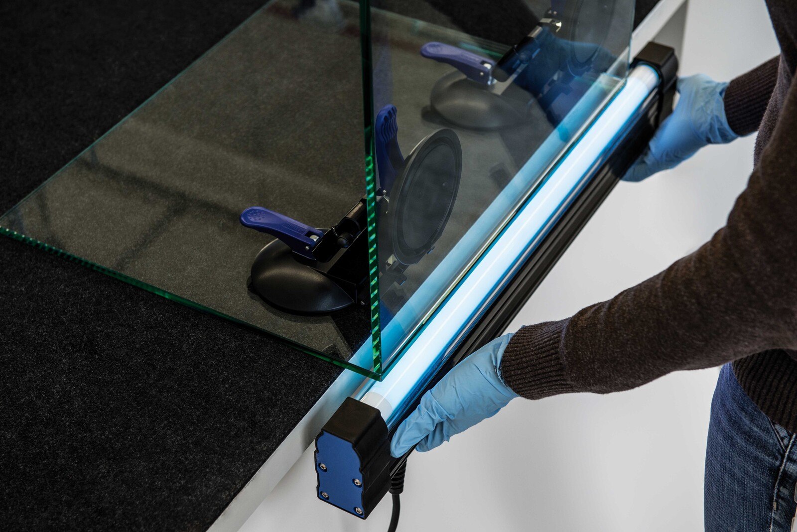 Die Klebestelle wird mit UV-Licht ausgehärtet.