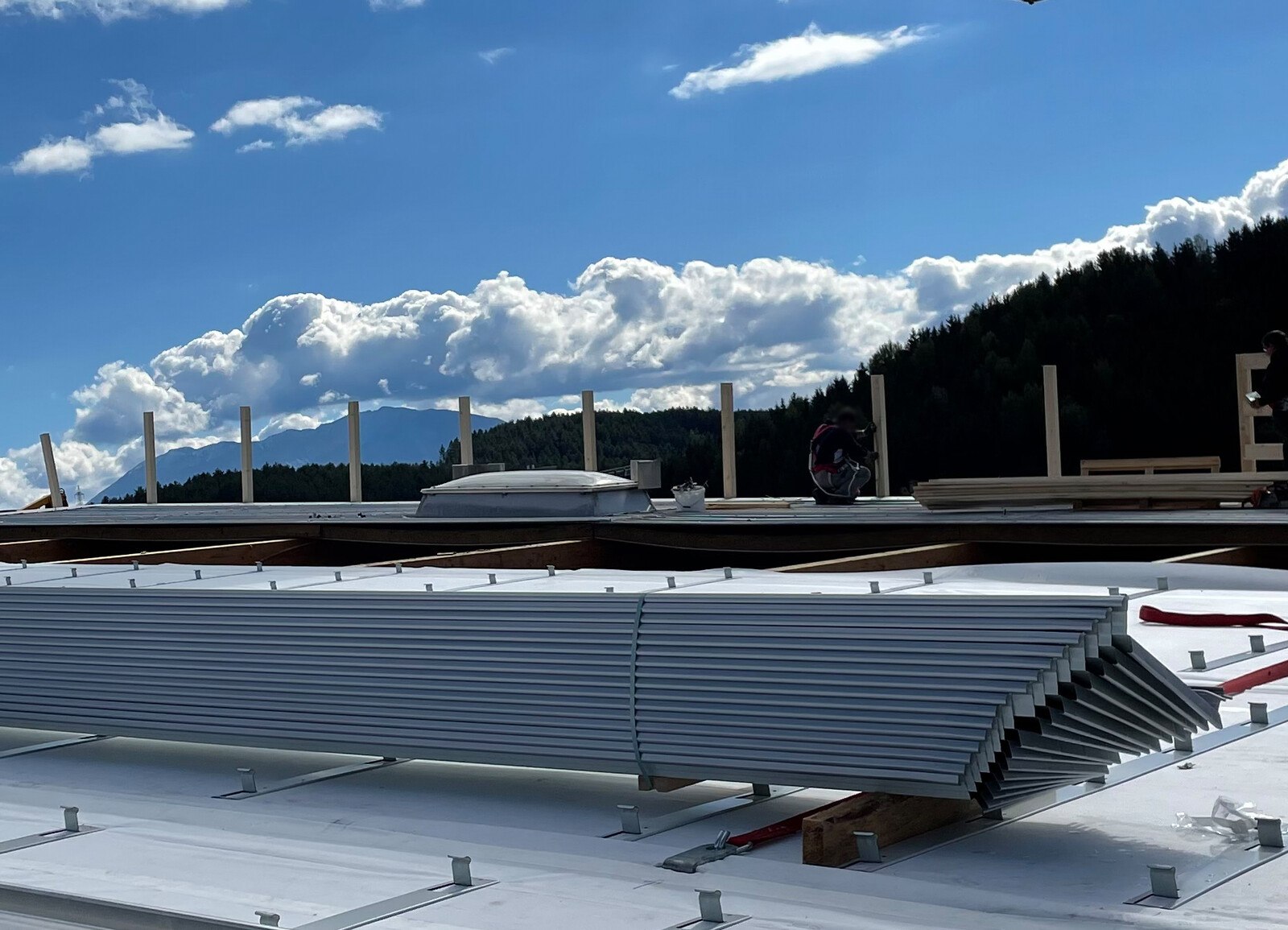 Das "Domitec"-Dach wurde zeitsparend und durchdringungsfrei mittels werkseitig vormontierter Halter befestigt.