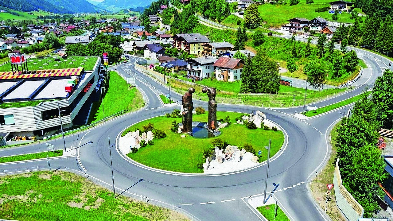 Kreisverkehr in Mittersill mit Richard Steiners riesigen Metallmenschen