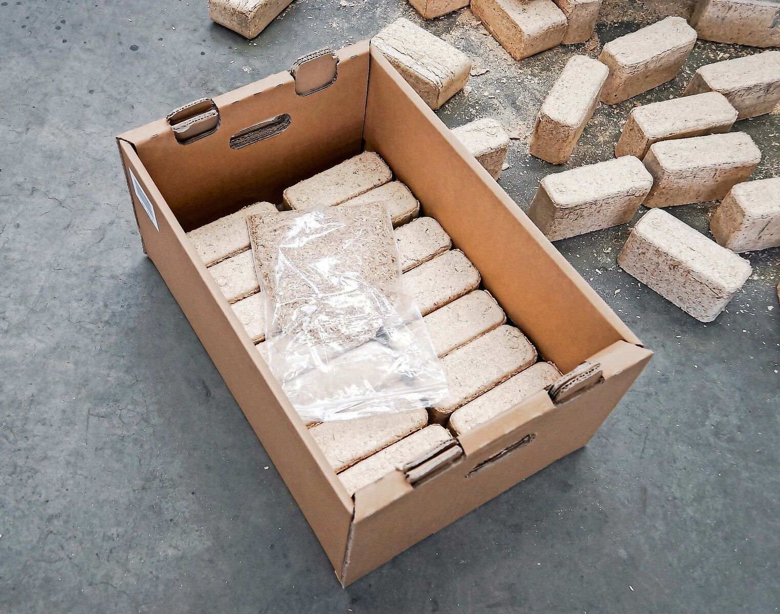 Holzbriketts in Schachtel