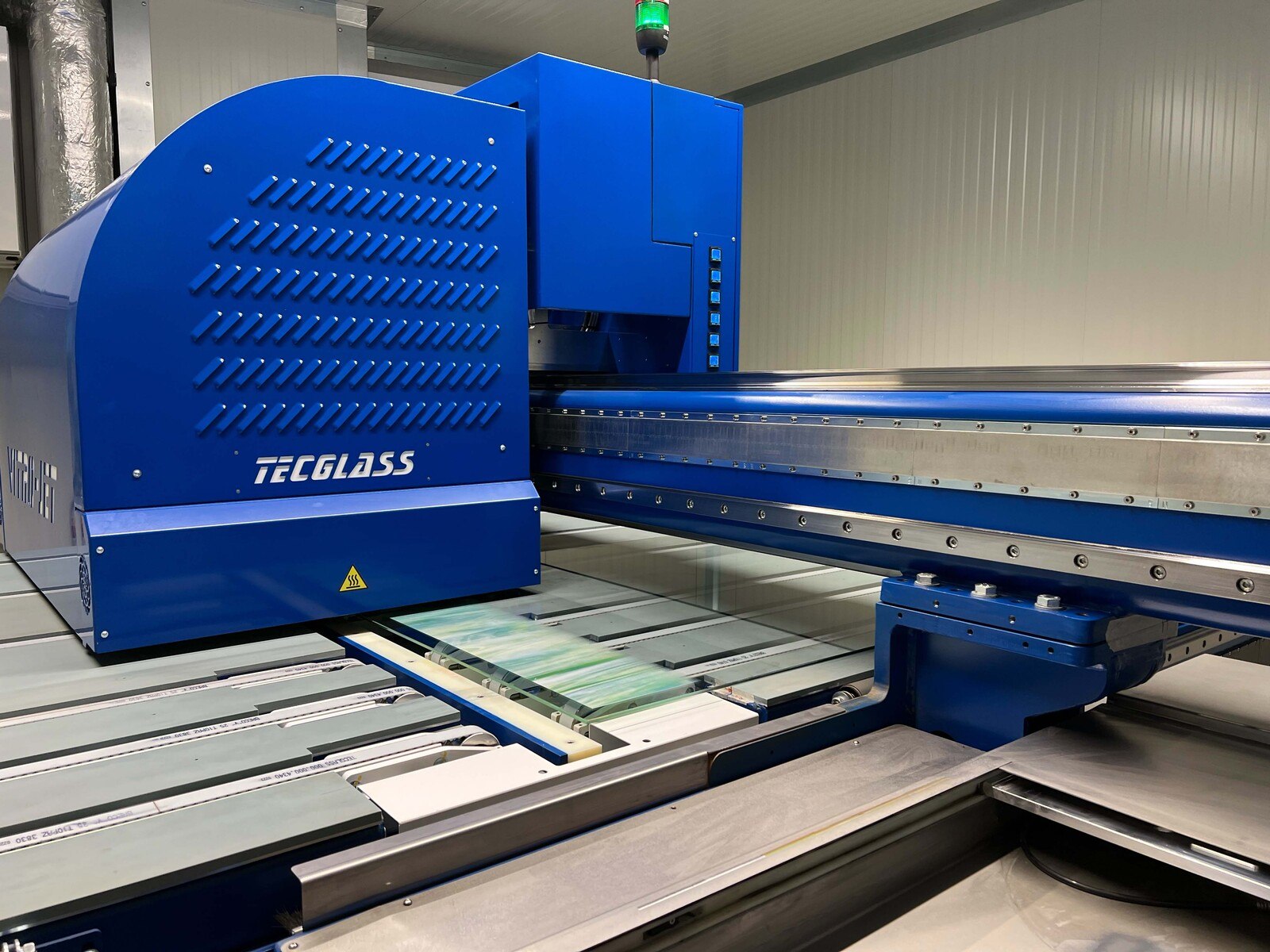 High-End-Digitaldruck: Der neue Drucker für keramischen Digitaldruck ist der ganze Stolz von Glas Wiesbauer und die modernste Maschine, die Tecglass aktuell anbietet. 
