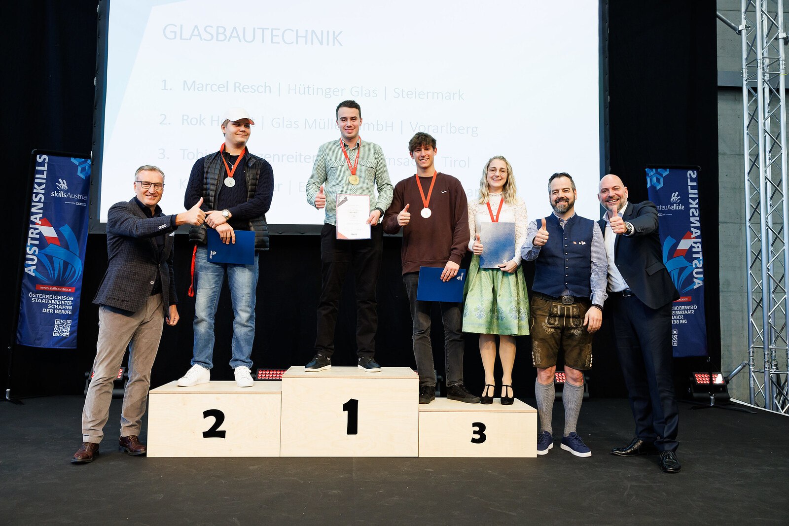 Die besten vier Glasbautechniker*innen des Landes mit ihrem Experten Johannes Fiechtl und Hauptsonsor Dominik Hinzen von CRL Europe (beide rechts außen).