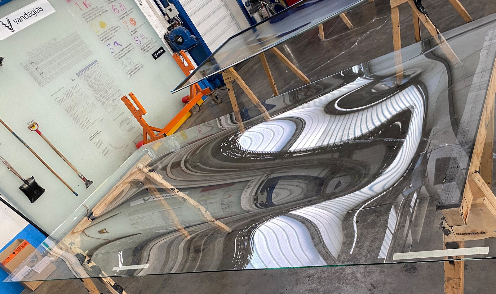 Mit der Herstellung der 3D-geformten Isolierglaseinheiten "CurvePerformDGU" aus "CurvePerformMono" Freeform gebogener Außenscheibe 6 mm mit einer Planglas ESG Dekor Gegenscheibe in den Isolierglaseinheiten war der Vandaglas Standort Döring Berlin beauftragt.