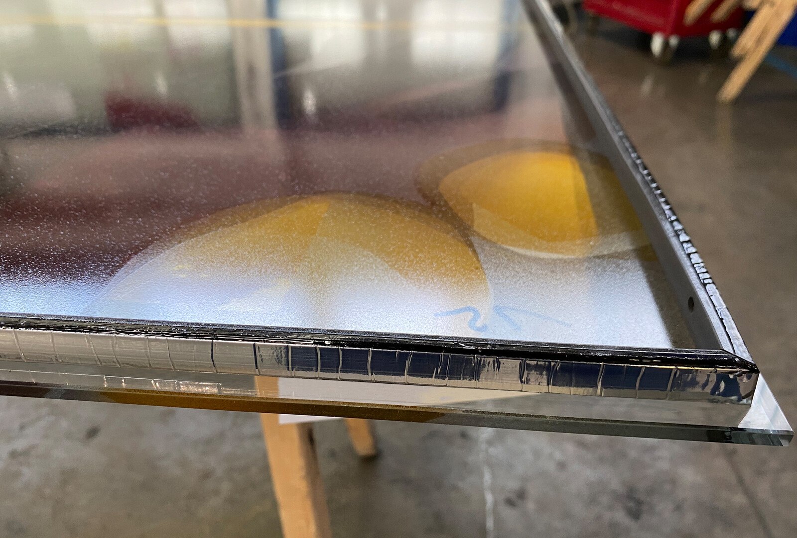 Im Zuge der Glaserneuerung sollten die Fenster auch energetisch saniert werden. Für den Randverbund kamen der flexible "Edgetech Super Spacer TriSeal SG" und "Dow Corning 3362" als sekundärer Silikondichtstoff zum Einsatz.