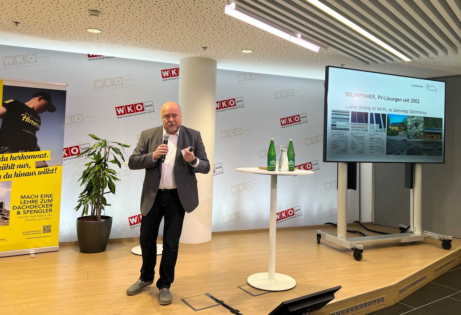 Am Nachmittag hatten die Vertreter der Zulieferindustrie Gelegenheit, ihre PV-Lösungen zu präsentieren. Im Bild Wilfried Rubenz von Rheinzink.