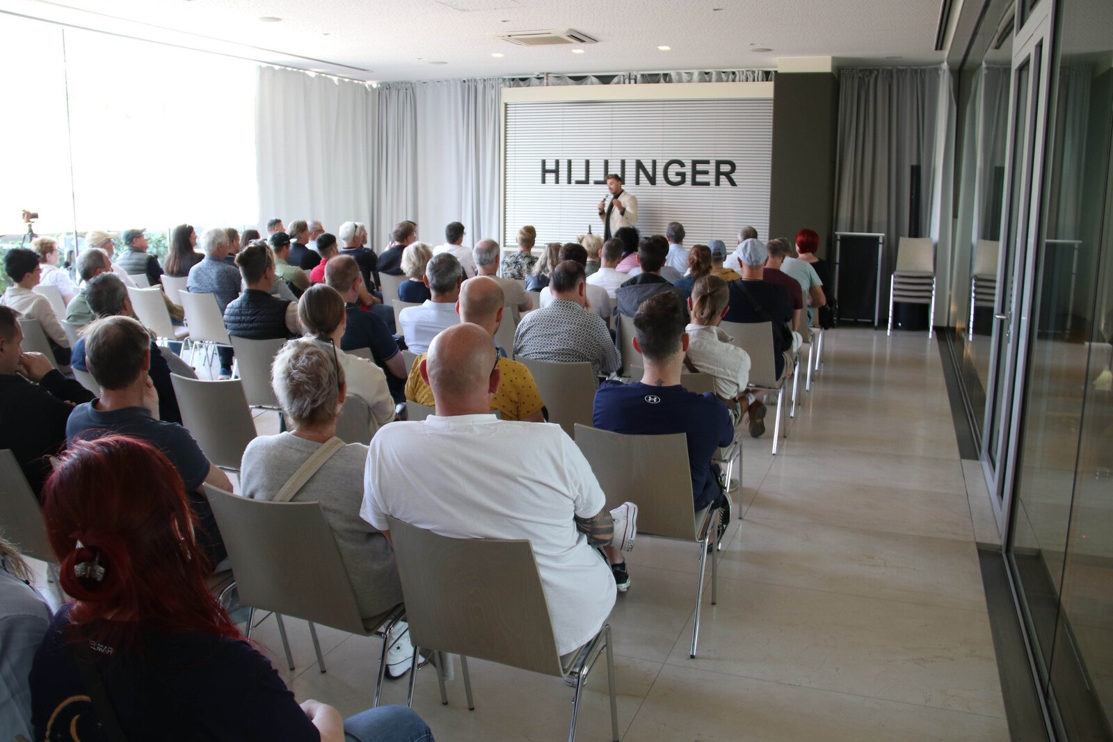Leo Hillinger persönlich erzählte den Glasermeister*innen von der Geschichte und auch den Schwierigkeiten beim Wachstum seines Weinguts.