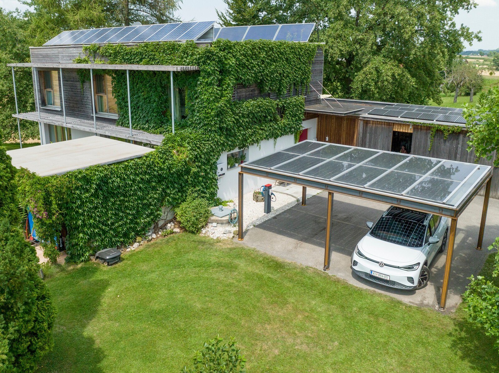 Die Photovoltaik am Carport ist eine schlaue Verbindung aus Fahrzeugschutz und effizienter Energiegewinnung. Ein PV-Carport kann direkt mit einer Ladestation erweitert werden und liefert als solare Tankstelle „grünen“ Strom.