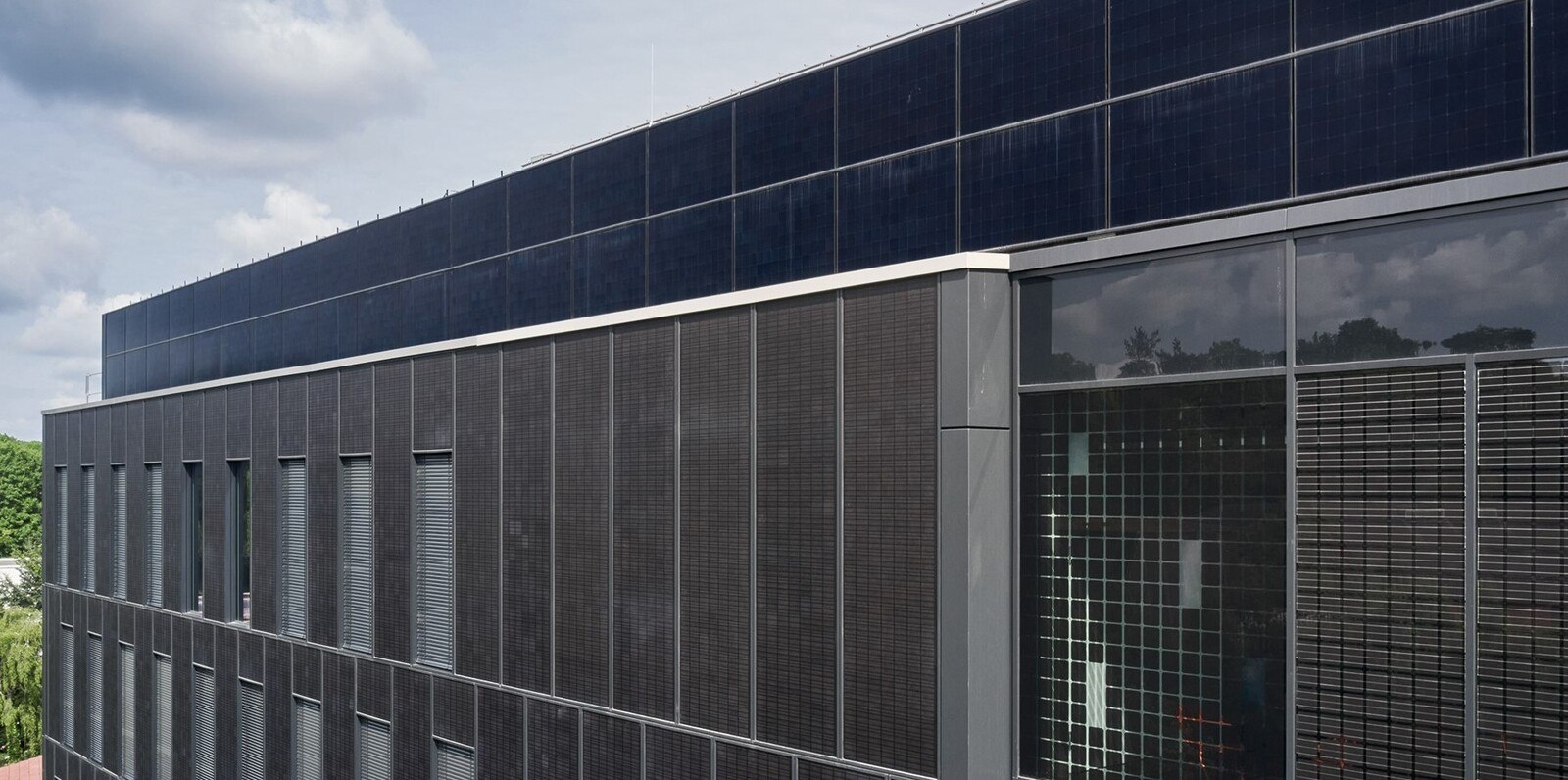 Mit BIPV (Building Integrated Photovoltaics) werden auf knapp 700 Quadratmetern Fassadenfläche in der Süd- und Westseite des Gebäudes rund 70 Megawattstunden Ertrag im Jahr gewonnen.