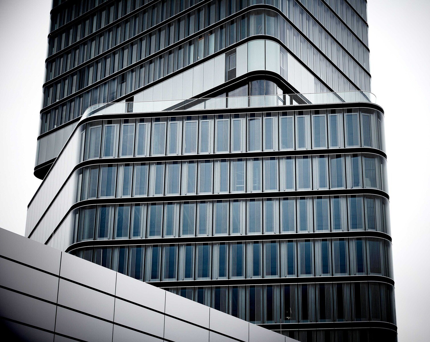 Auch die feinen Linien von "Ornilux design lines", einem Produkt von Isolar, sind wirkungsvoll gegen Vogelanprall.