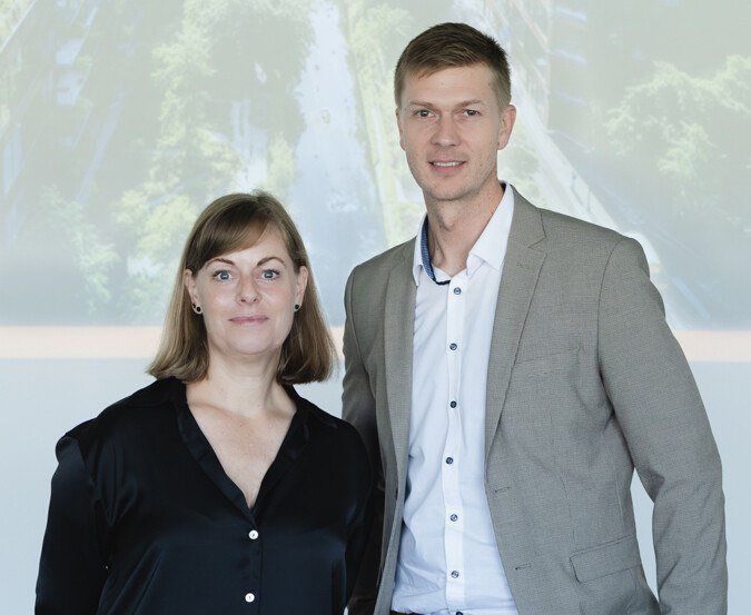 Moderatorin Birgit Tegtbauer und Gastgeber Stephan Roithmair von Bauder.