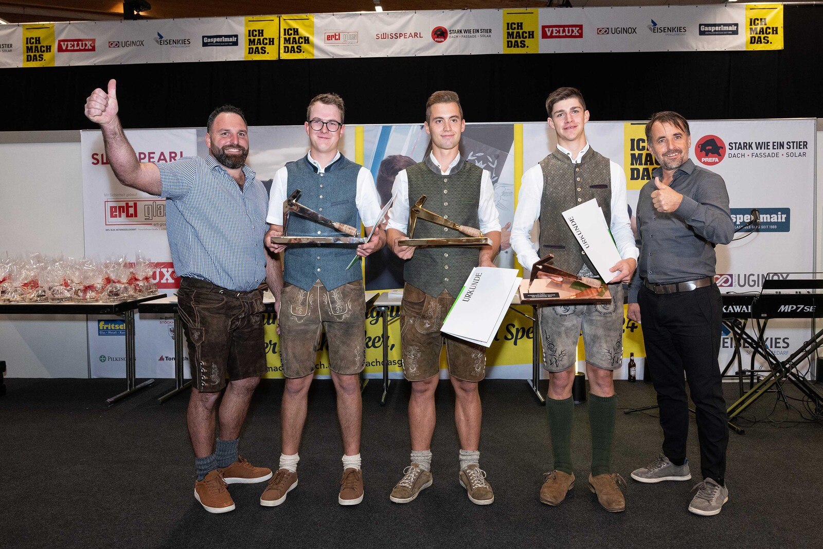 Die besten jungen Dachdecker 2024 mit Gratulanten (von links): Bundeslehrlingswart Anton Matlas, Alexander Gangl, Sieger Paul Keplinger und Sebastian Gamsjäger mit Bundesberufsgruppensprecher Roman Moosbrugger.