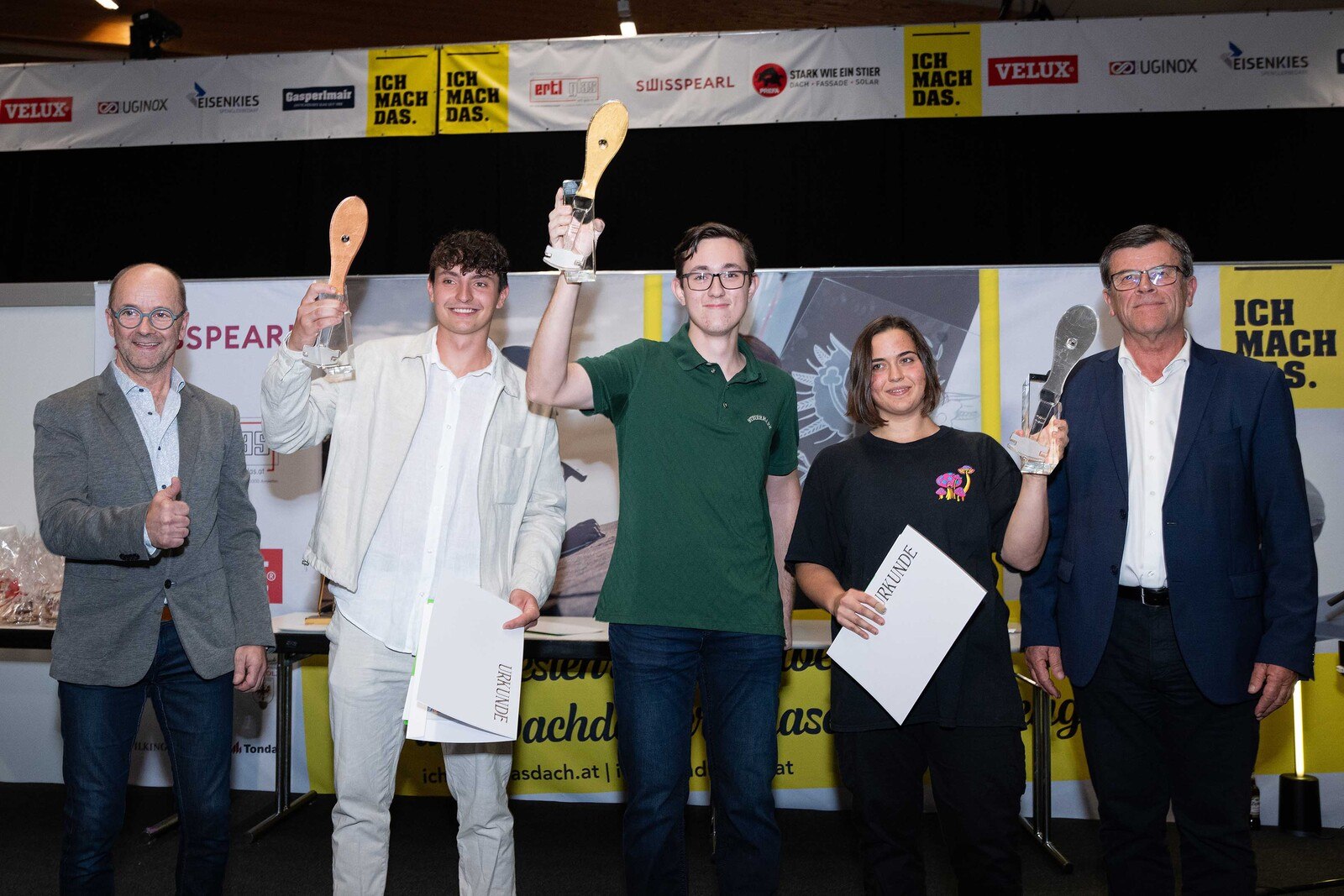 Die siegreichen Glaser*innen und Gratulanten (von links): Lehrlingswart Thomas Jäger, Philipp Schenk, Sieger Emanuel Matty und Julia Battista mit Bundesinnungsmeister Walter Stackler.