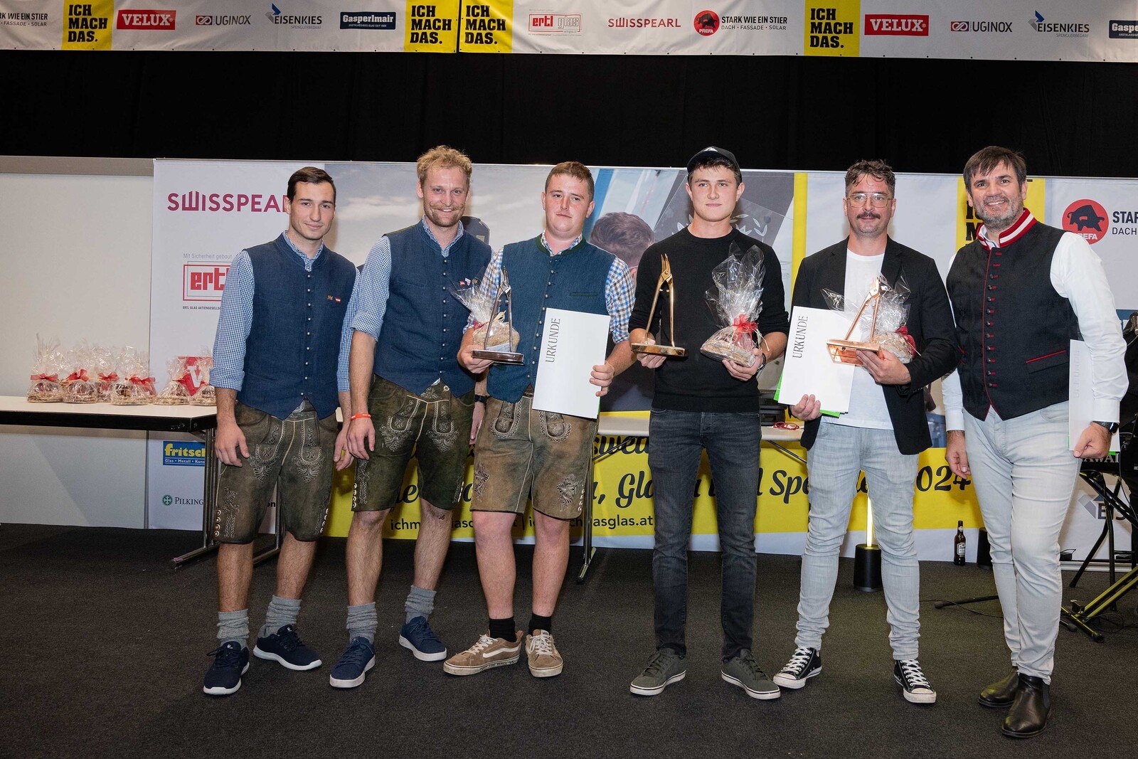 Die erfolgreichen jungen Spengler und Gratulanten: WorldSkills-Silbermedaillengewinner Daniel Gaier, Bundeslehrlingswart Marcel Peer, Johannes Rauchenschwandter, Sieger Silvio Flatz und Sebastian Painer mit Bundesinnungsmeister-Stv. Alexander Eppler.