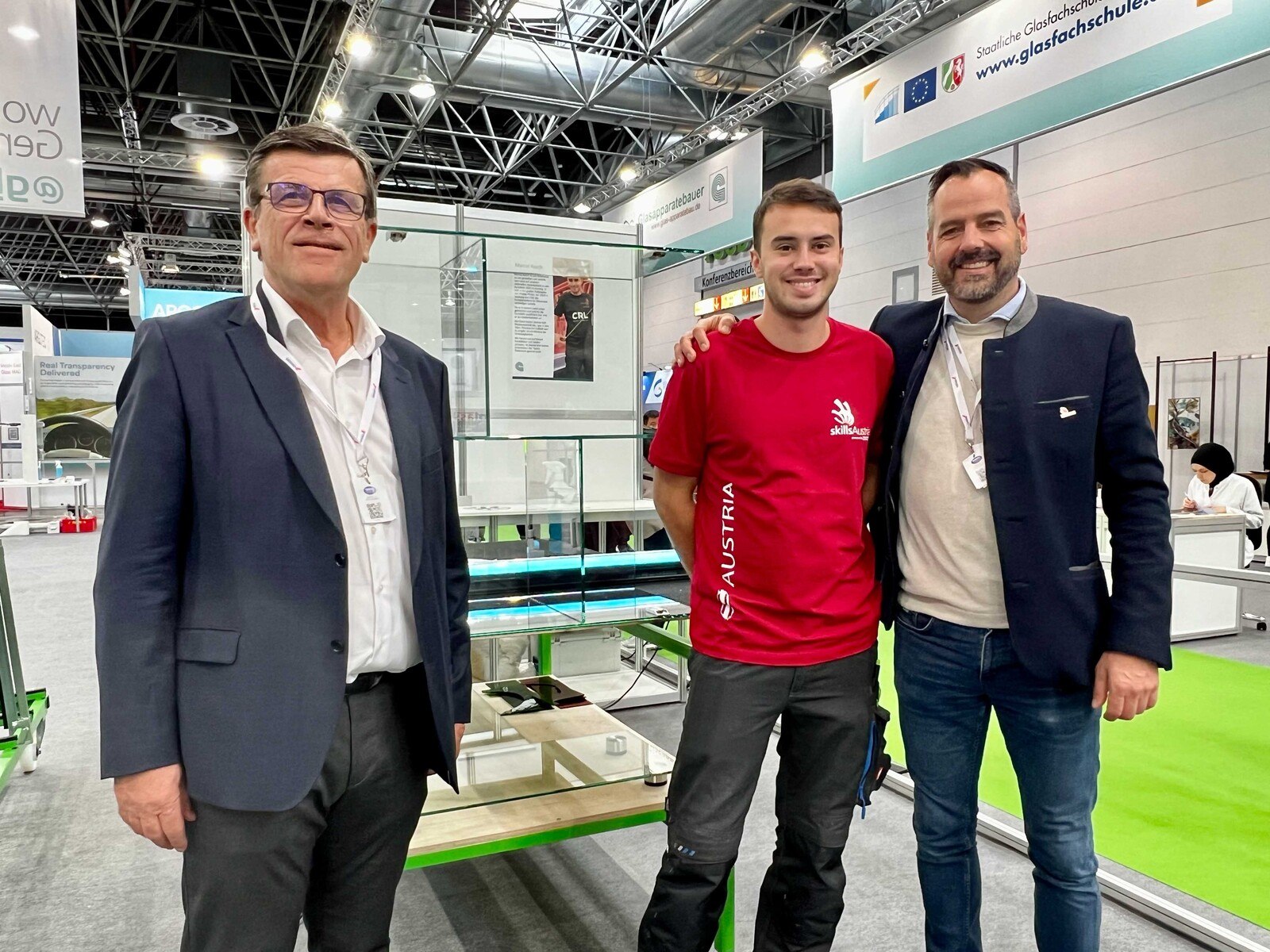Bundesinnungsmeister Walter Stackler (links) überzeugte sich regelmäßig vom Fortschritt beim Wettbewerb. Marcel Resch und sein Mentor und Skills-Trainer Johannes Fiechtl gaben alles.