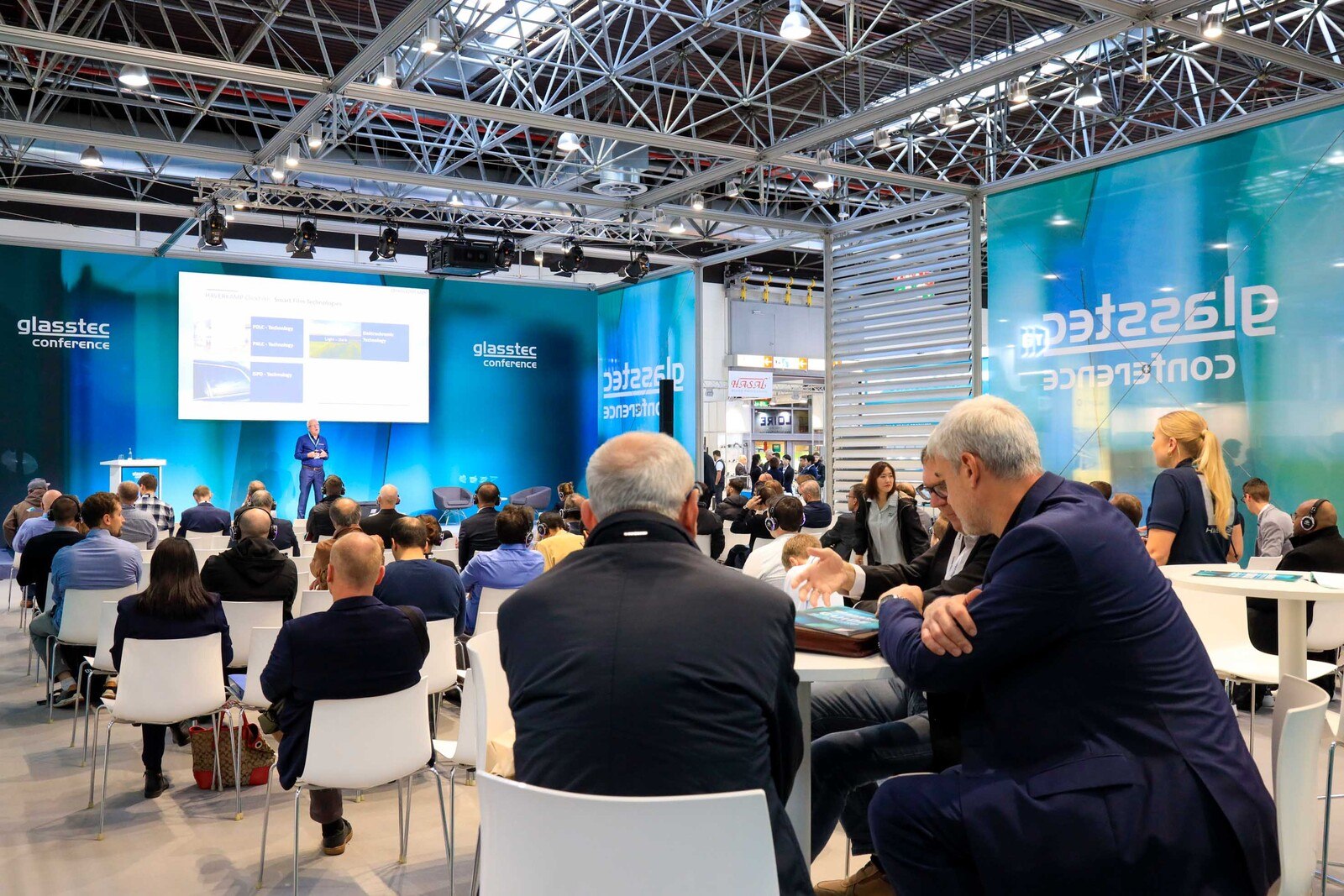 Informationen zu neuesten Entwicklungen am Glassektor erfuhr man auf der glasstec conference.
