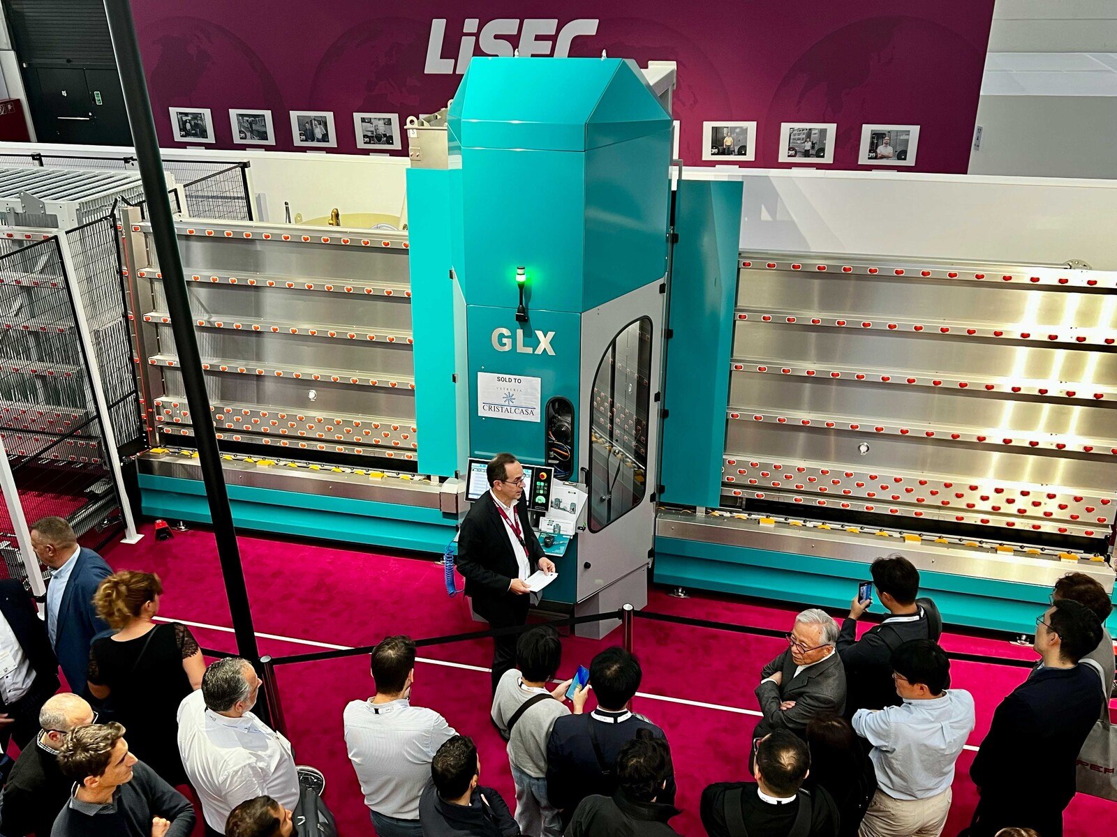 Die Aussteller, wie hier Horst Schraml am großen Lisec-Stand, präsentierten ihre Neuheiten einem internationalen Publikum.