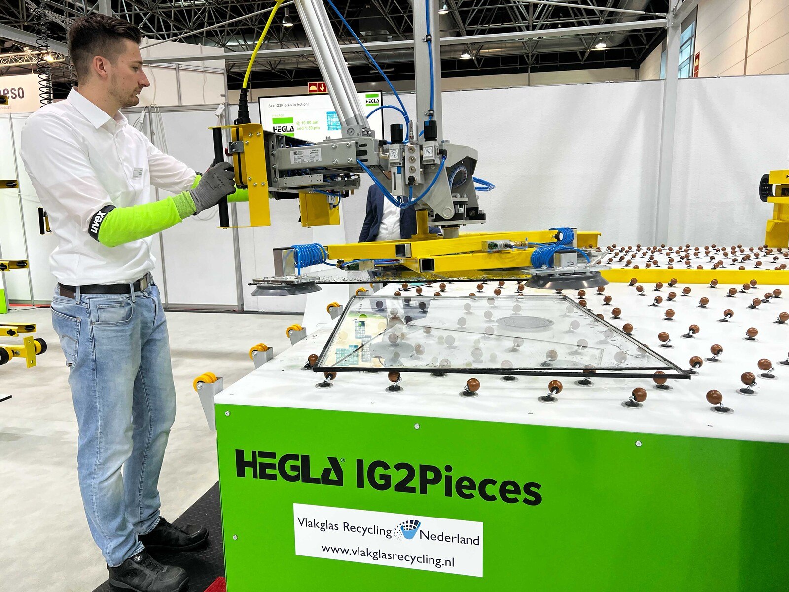 Live zu sehen und stark frequentiert waren die Vorführungen der "IG2Pieces"-Anlage von Hegla, die alte Isoliergläser zur Weiternutzung trennt. 