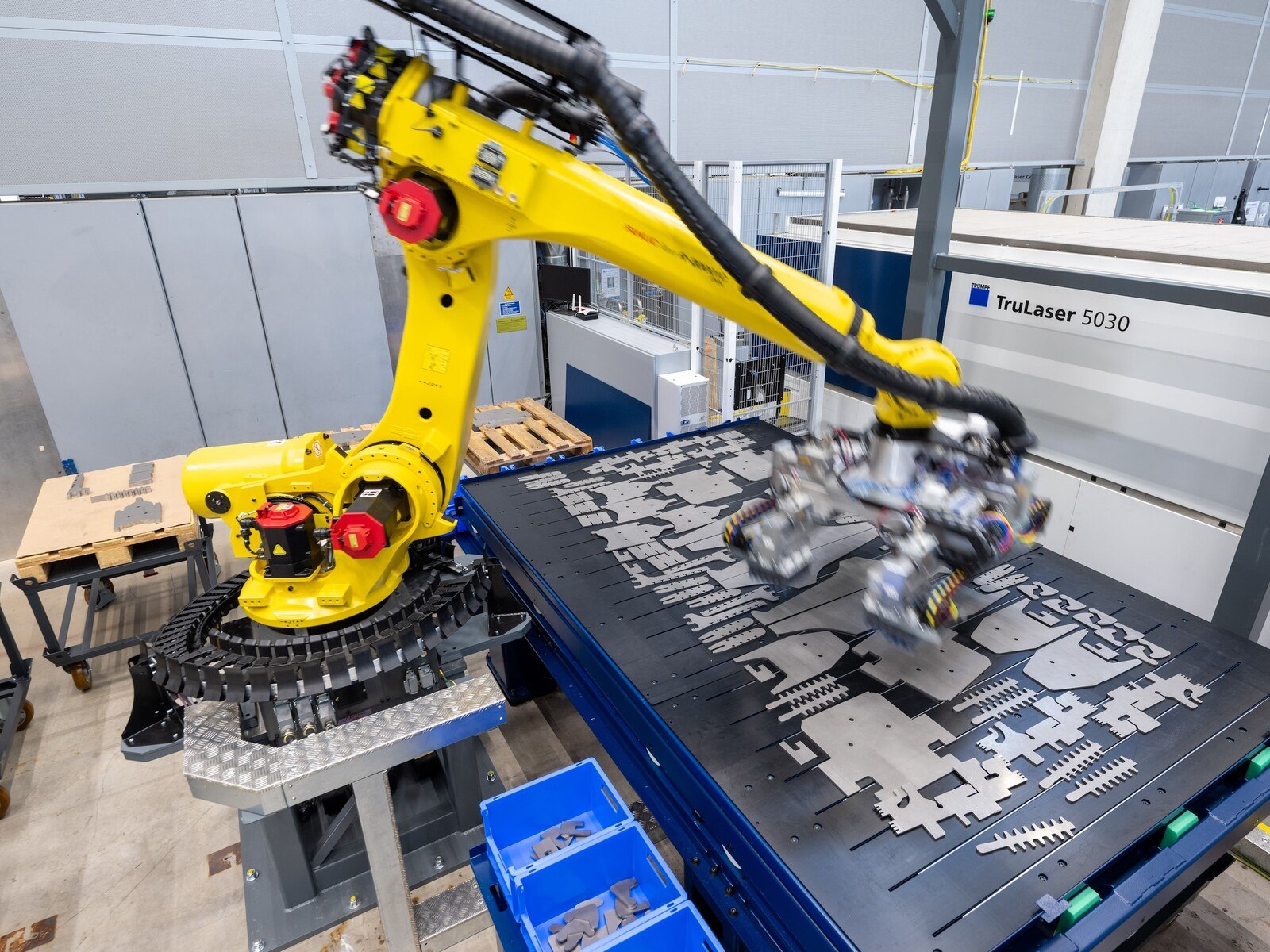 Automatisiertes Absortieren von dicken und komplexen Blechteilen.