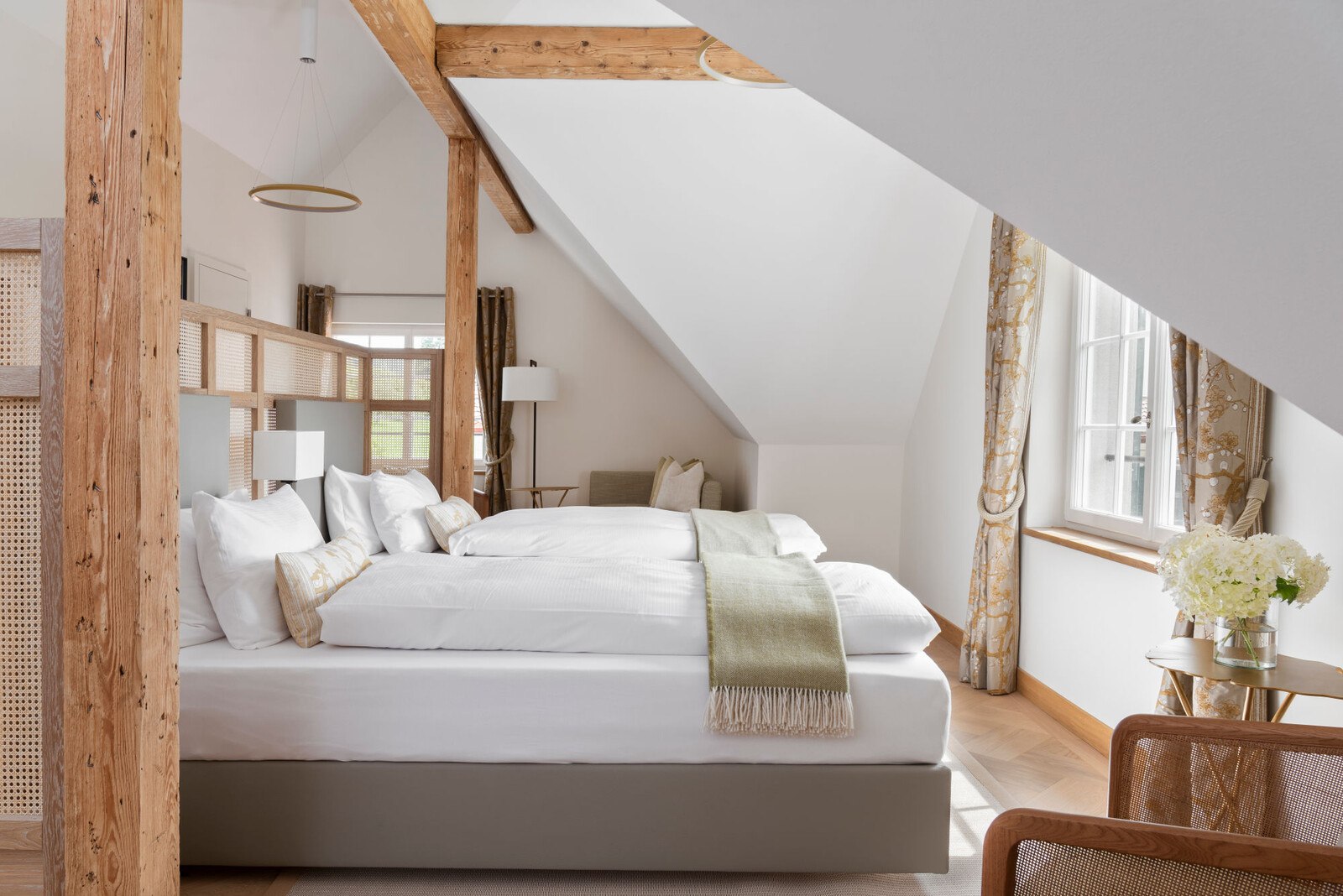 Schlafzimmer mit Dachschräge.