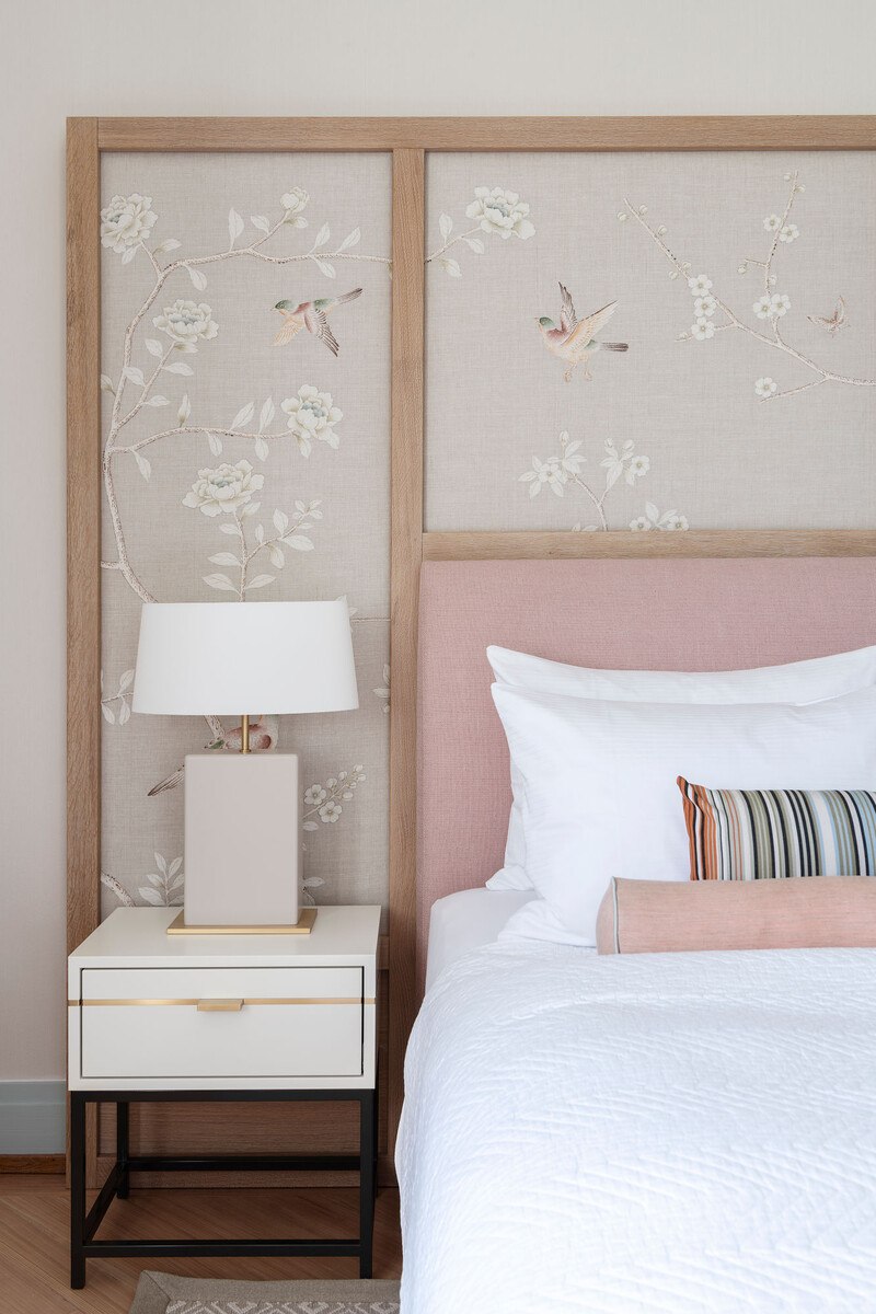 Schlafzimmer mit altrosafarbenen Tapete