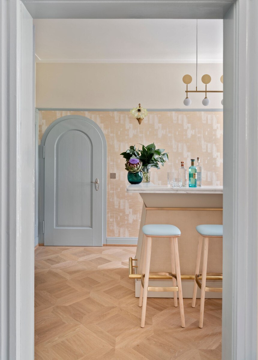 Helle, moderne Küche mit viel Holz und rosafarbener Tapete.