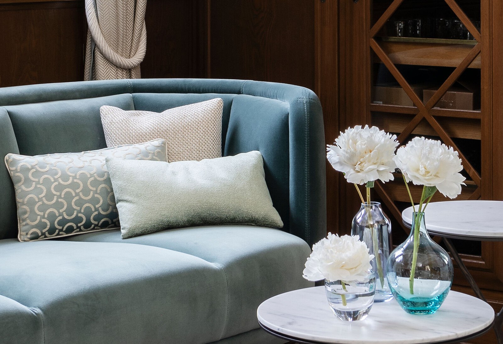 Blaue Couch im Wohnzimmer.