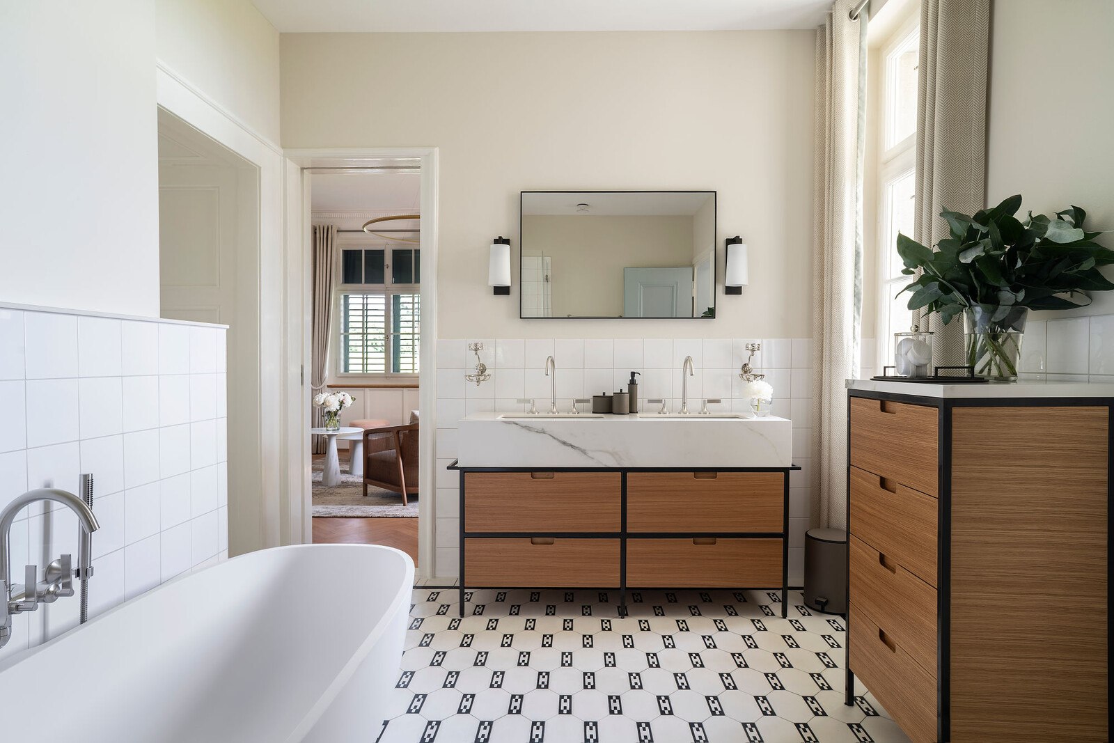 Helles Badezimmer mit Badewanne.