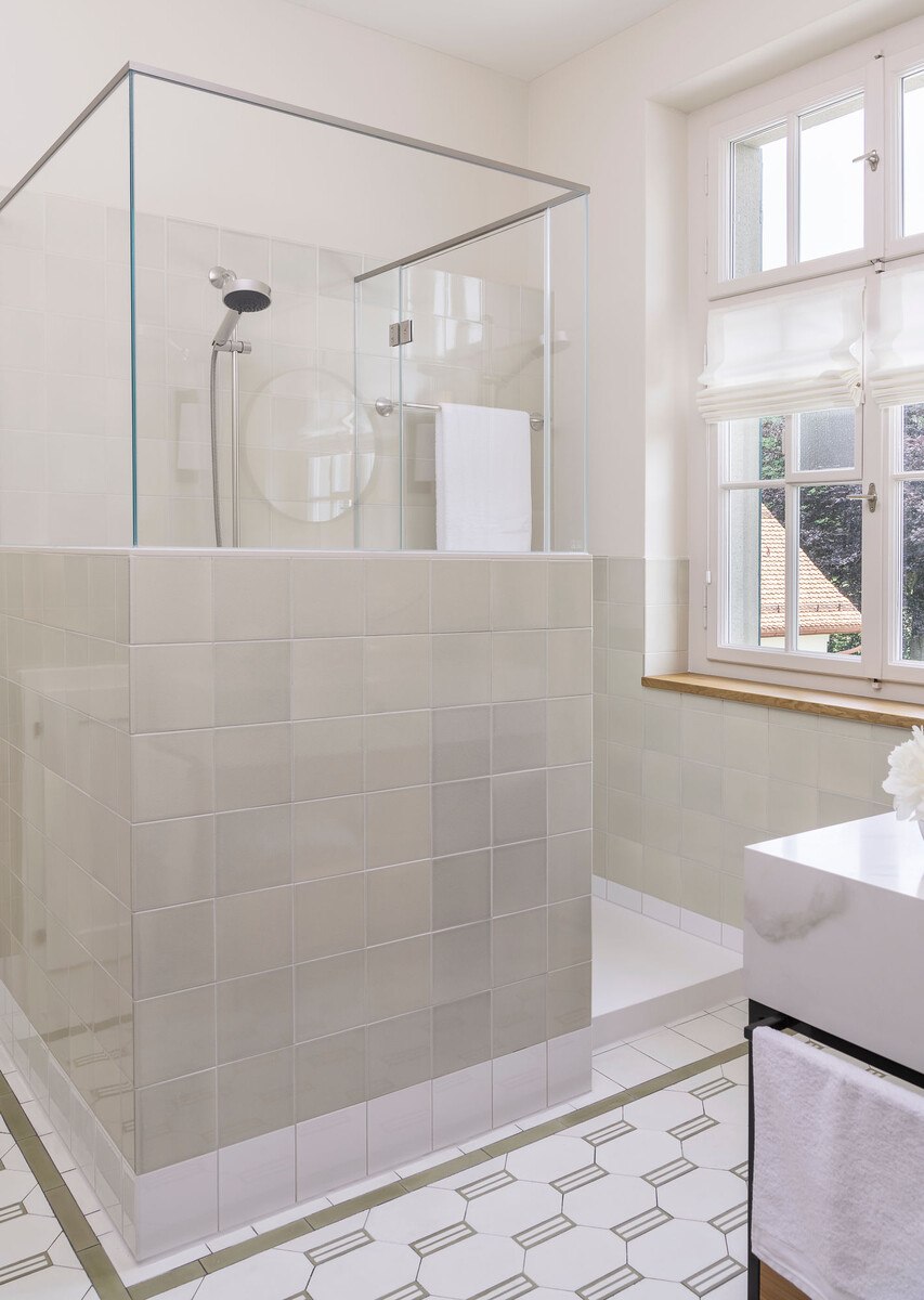 Moderne Dusche.