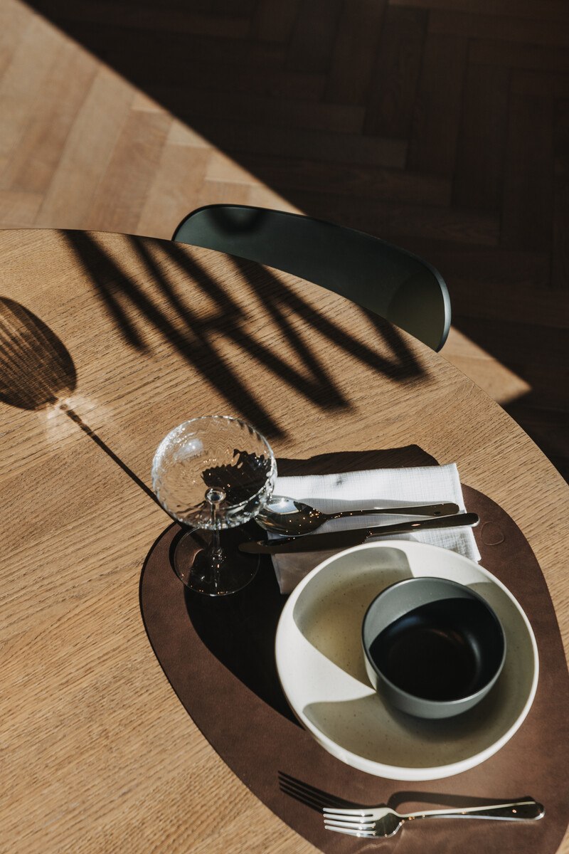 Tisch mit Glas und Besteck.